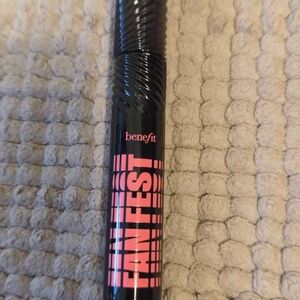 Benefit Fan Fest Mascara in Black and Pink
